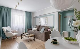 Holt - Sublime Minty Green 1Br On The Park